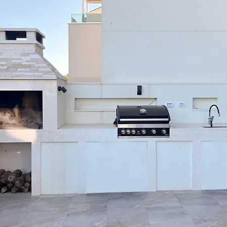 2 Bedroom Gorgeous In Appartement Banjole